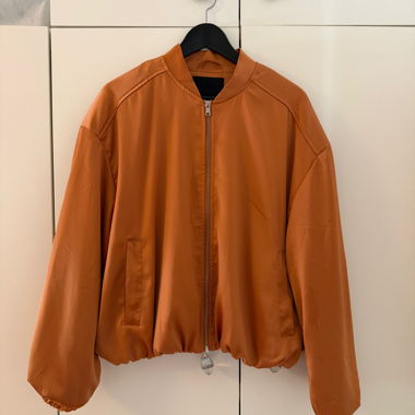 Orange Bomberjacke aus Satin