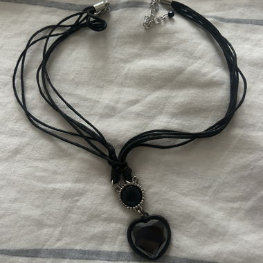 Collana girocollo nera con cuore