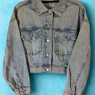 Kurze Jeansjacke in Hellblau