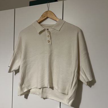 Beige cropped polo top with short sleeves