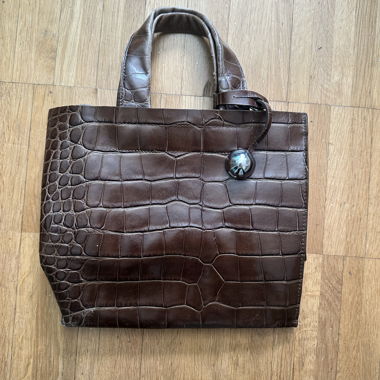 Borsa a mano in pelle marrone con stampa coccodrillo