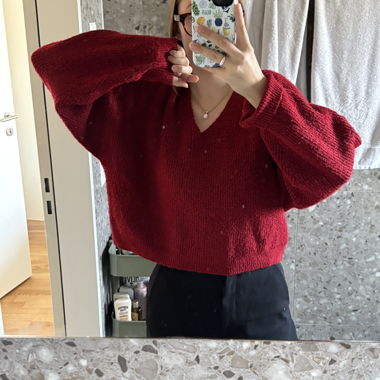 Roter Oversize-Pullover mit V-Ausschnitt