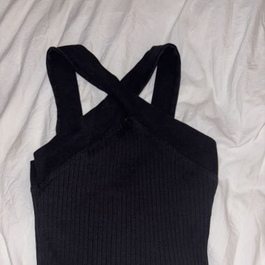 Crop top noir (manches croisées)