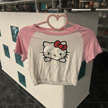 Hello Kitty Crop Top – cute Y2K vibe