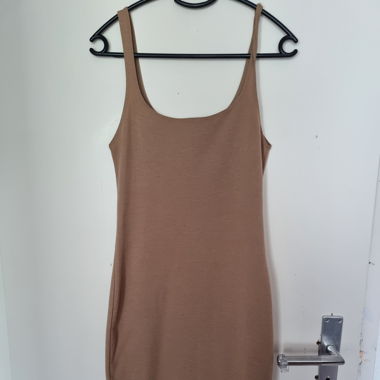 Enges Kleid