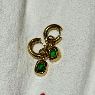 Orecchini con pietra verde