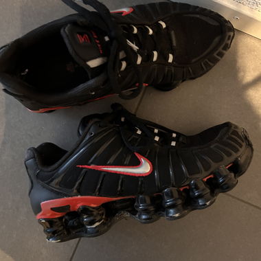 Nike Shox Black & Red Gr. 36