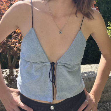 Top azzurro chiaro con spalline sottili