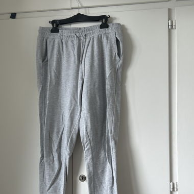 Graue jogginghose