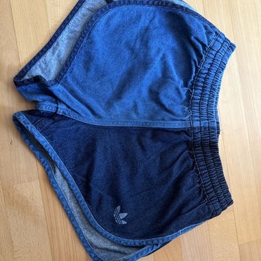 Shorts en jean Adidas bleu