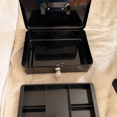 Schwarze Aufbewahrungsbox mit Schloss