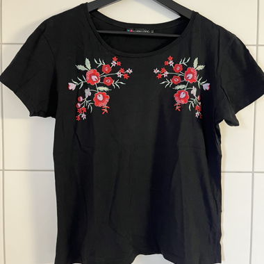T-shirt nero con ricamo floreale