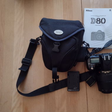 Appareil photo numérique Nikon D80 avec objectif zoom 55-200 mm