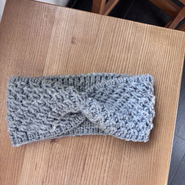 Gehäkeltes Stirnband grau