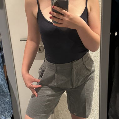 Graue Bermuda Stoff-Shorts