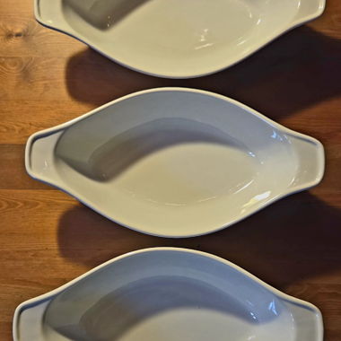 Set di 4 piatti in porcellana bianchi