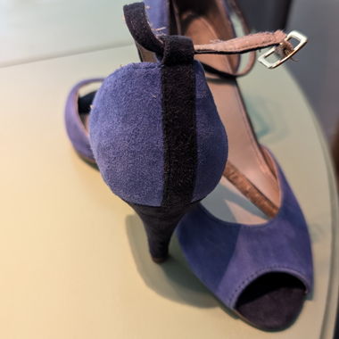 Décolleté blu-viola con cinturino