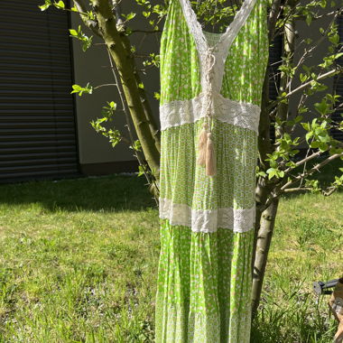 Gruenes Spitzenkleid