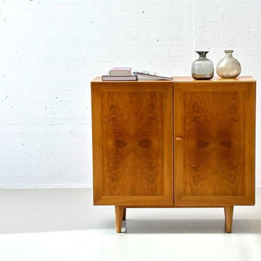 Schönes Highboard aus Nussbaumholz, 1950er Jahre 