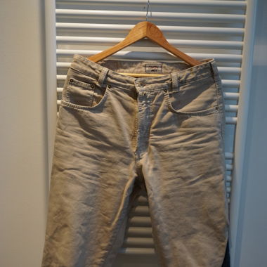Beige Joker Jeans mit Stern an Seite