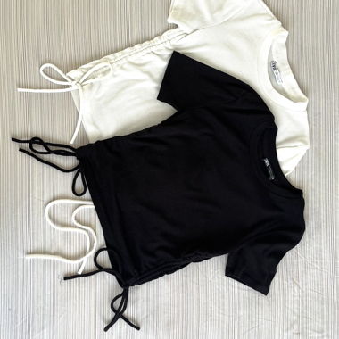 2 Crop Tops mit seitlichen Kordeln
