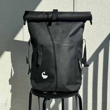 schwarze rolltop-drybag
