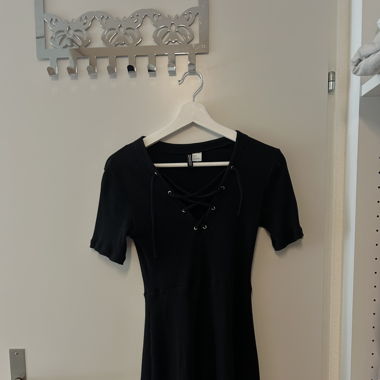 Schwarzes geschnürtes Kleid