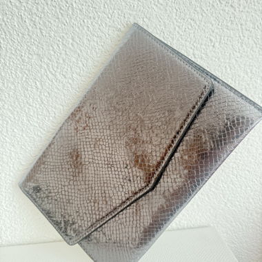 Silberfarbene Clutch mit Schlangeneffekt