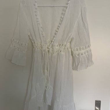 Robe de plage blanche avec pompons