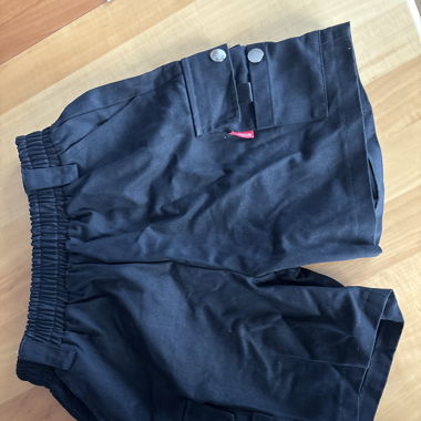 Kurze Stoffhose
