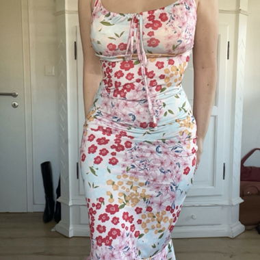 Abito estivo aderente a fiori con spalline sottili