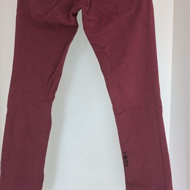 Pantalon bordeaux en jean