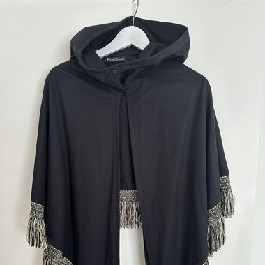 Kurzer Poncho mit Kapuze