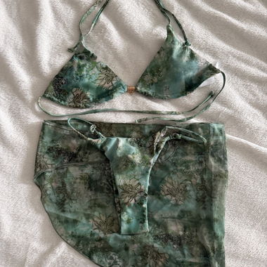Ensemble de bikini vert avec jupe