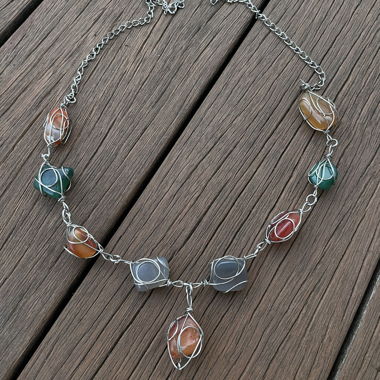 Collana con pietre preziose 