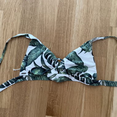 Top bikini con motivo foglie