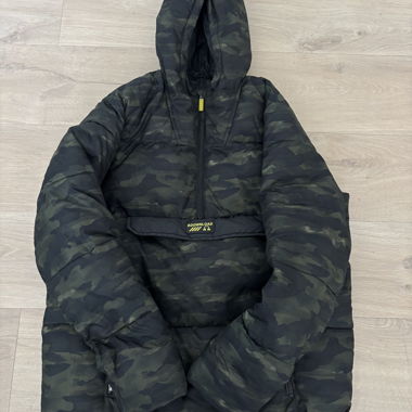 Giacca imbottita con cappuccio camouflage 176