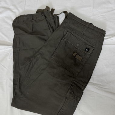 Pantaloni cargo kaki con tasche multiple
