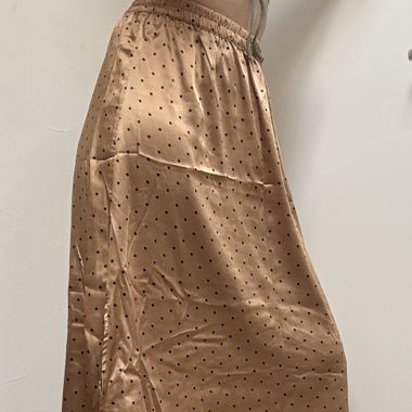 Goldfarbener Satin-Rock mit Punkten