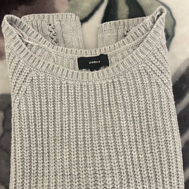 Grauer Pullover 