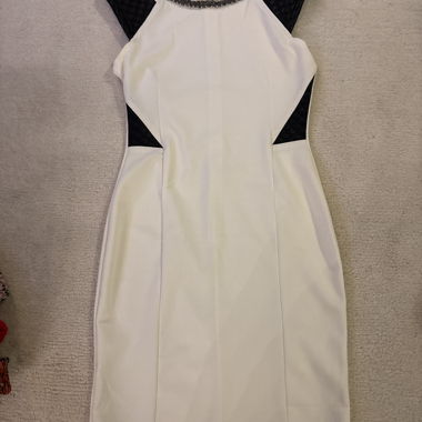 Weisses figurbetontes Kleid mit schwarzen Details