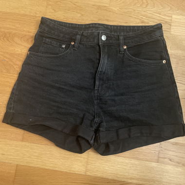 Shorts di jeans neri con risvolto