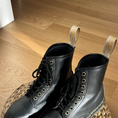 Dr. Martens Schnürstiefelette in Schwarz