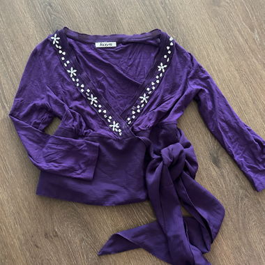 Haut cache-cœur violet vintage décoré