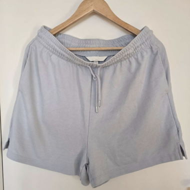 Blauer Shorts