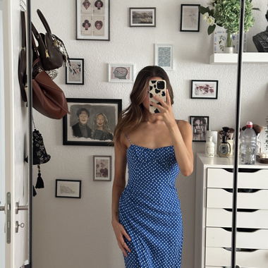 Blaues Polka-Dot-Kleid