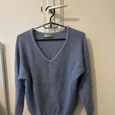 Maglione Blu con Scollatura a V