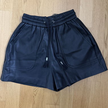 Pantaloncini e gonna in pelle con zip
