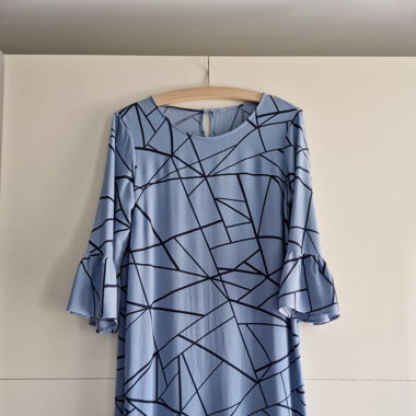 leichtes Kleid mit geometrischem Muster, blau