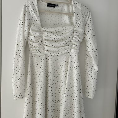 Vestito corto bianco PrettyLittleThing a pois neri